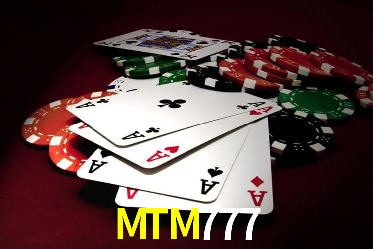 Escena dinámica inspirada en casino con iluminación MTM777, cartas, fichas e íconos de juegos digitales en un espacio moderno de juegos.